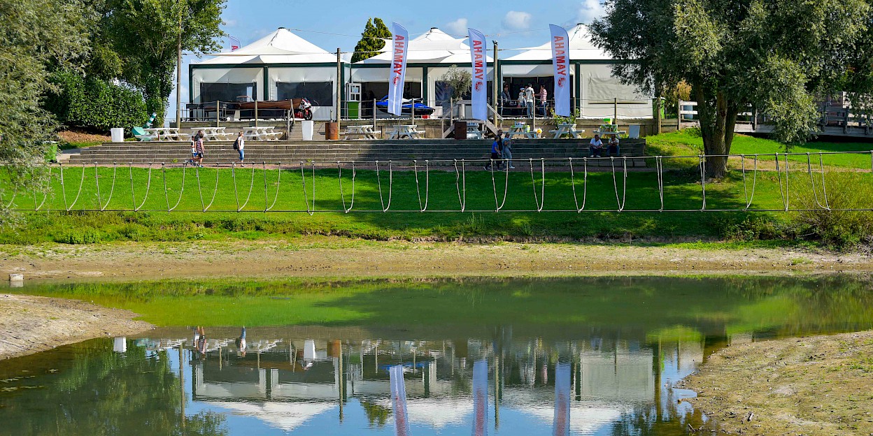 Een beach house met een toffe bar