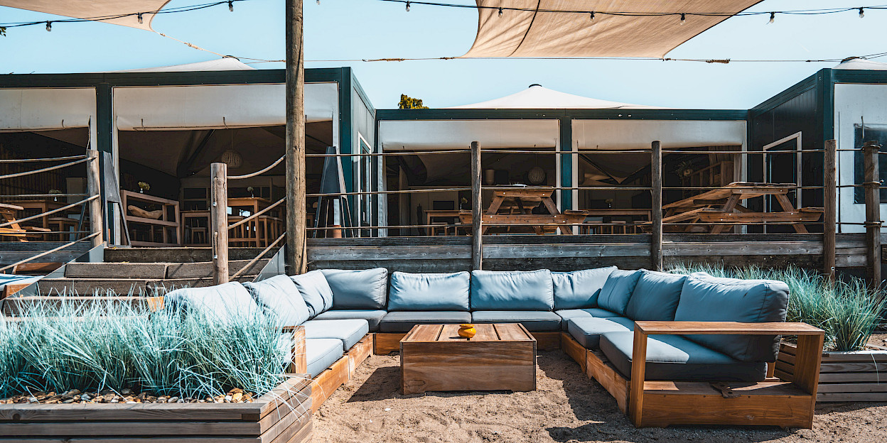Een beach house met een toffe bar