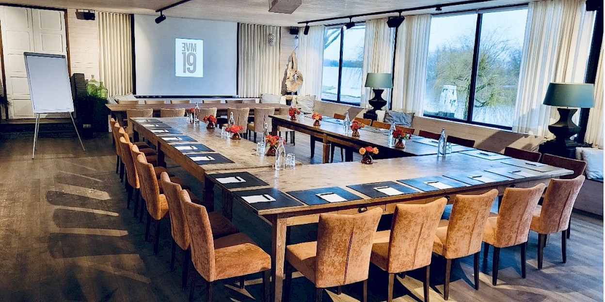 Vergaderlocatie aan het water in verschillende zaalopstellingen