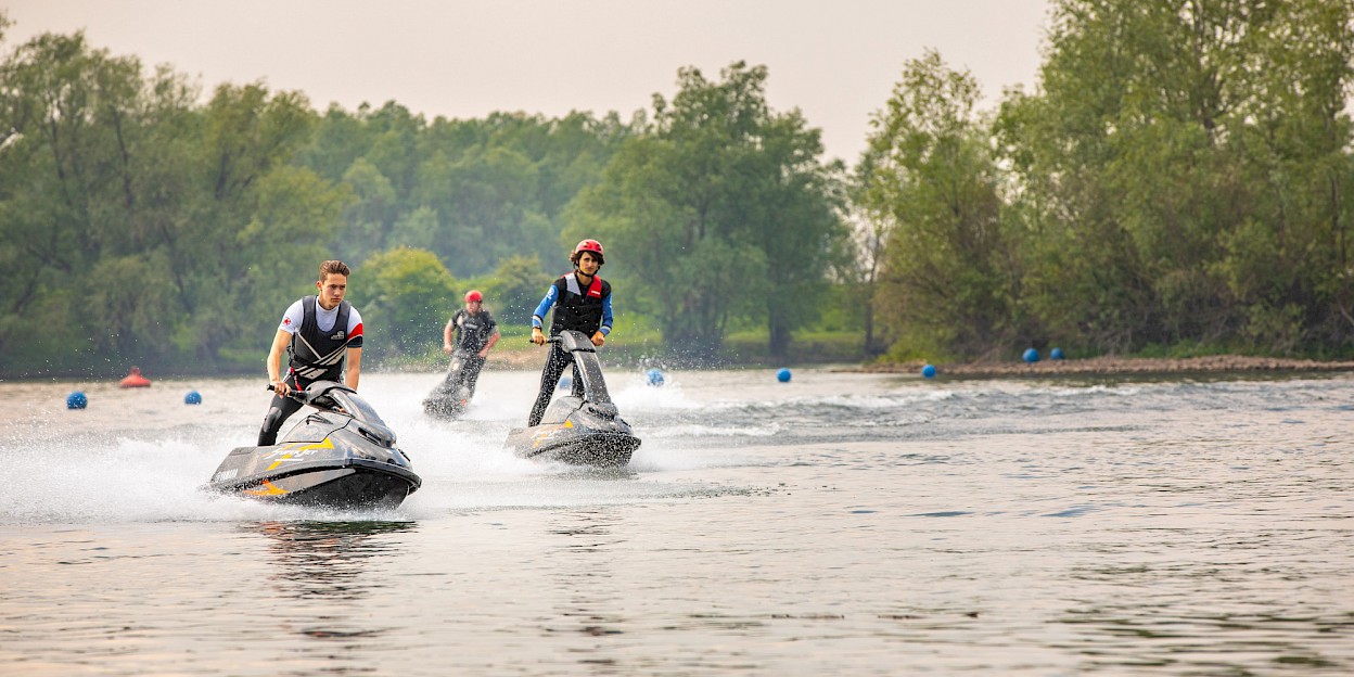 Super Jetski varen, met hoge snelheid over het water