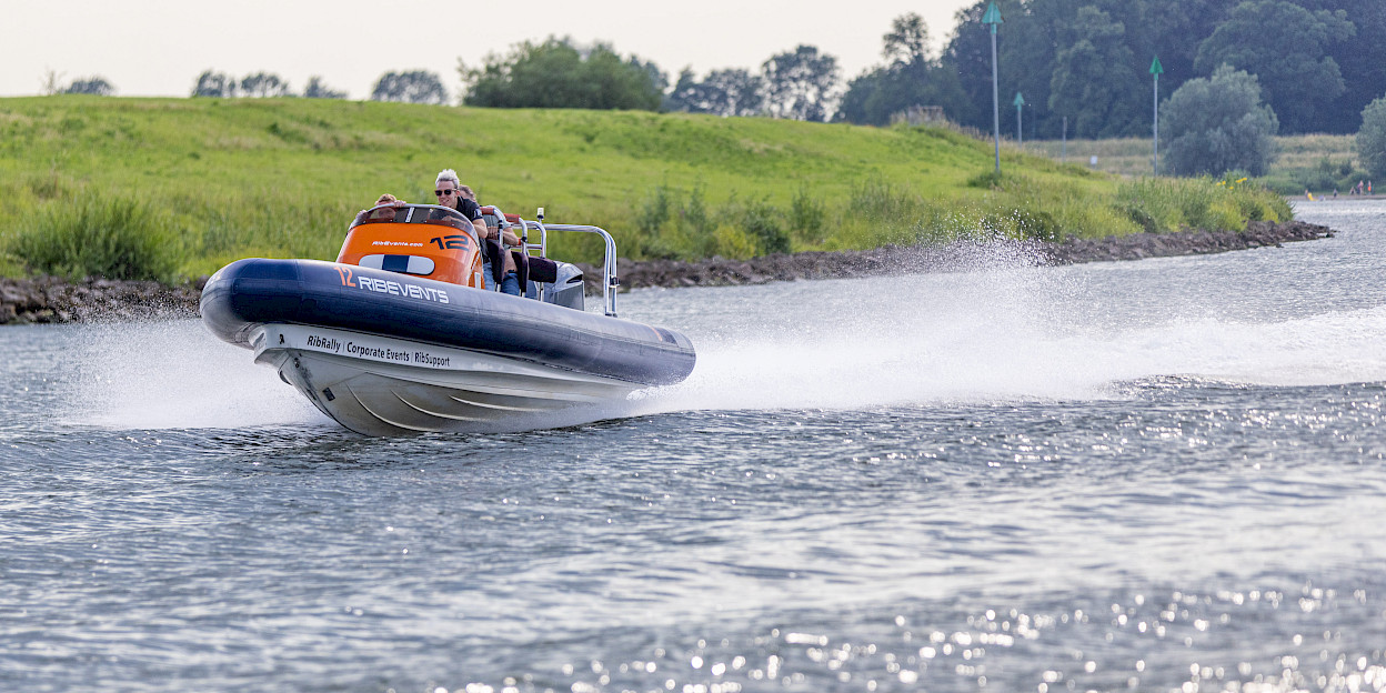 RIB varen met 90 kilometer per uur over het water knallen
