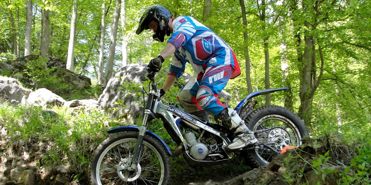 Trail rijden met een cross motor over een technisch parcours