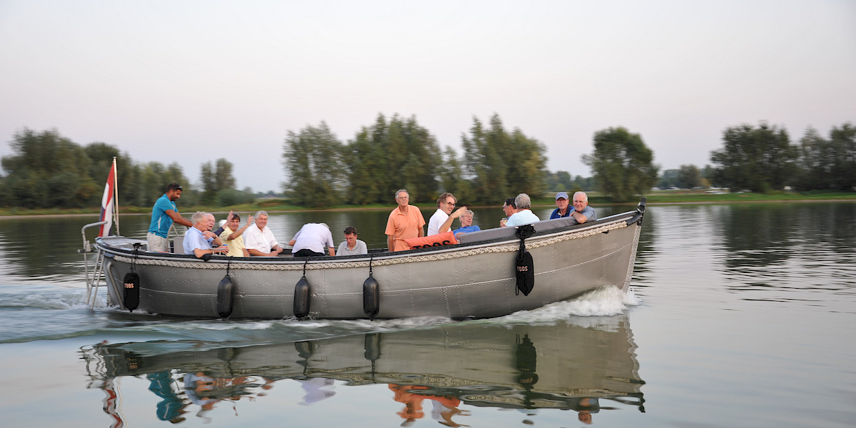 Ontspannen sloep varen bij het Eiland van Maurik