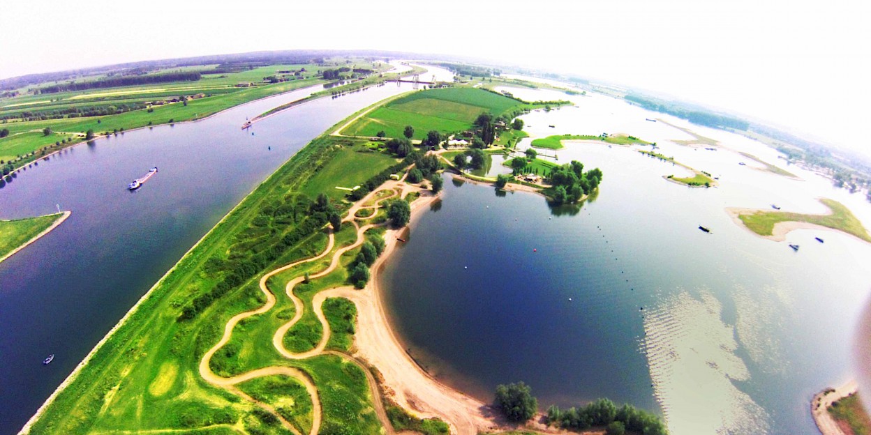 Quad rijden over een uitdagen parcours