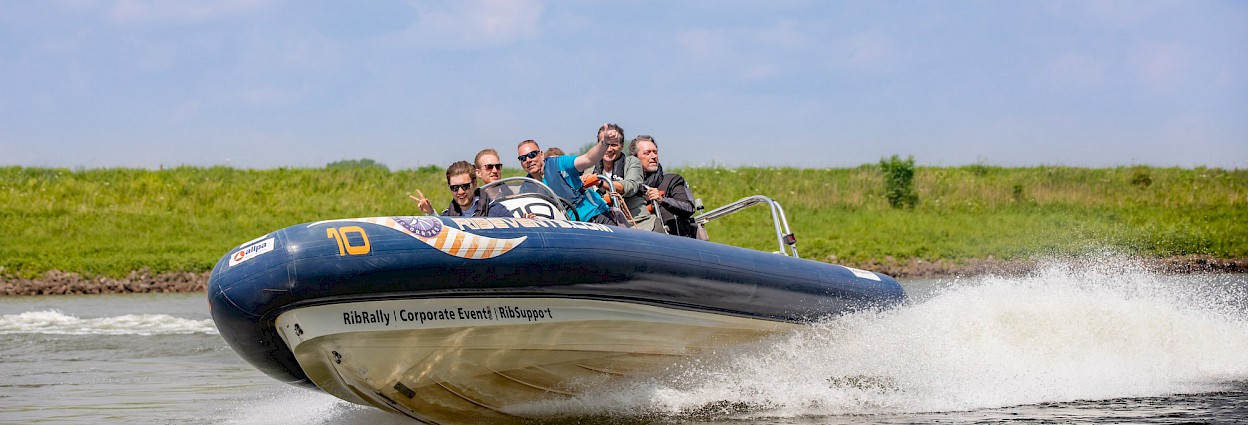 RIB Powerboat varen met hoge snelheden