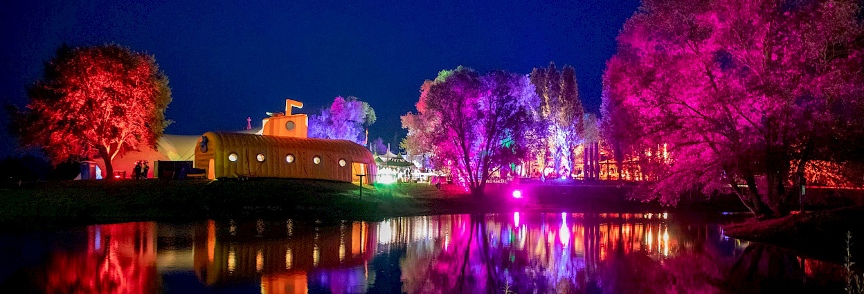 Bedrijfsfeest aan het water bij nacht