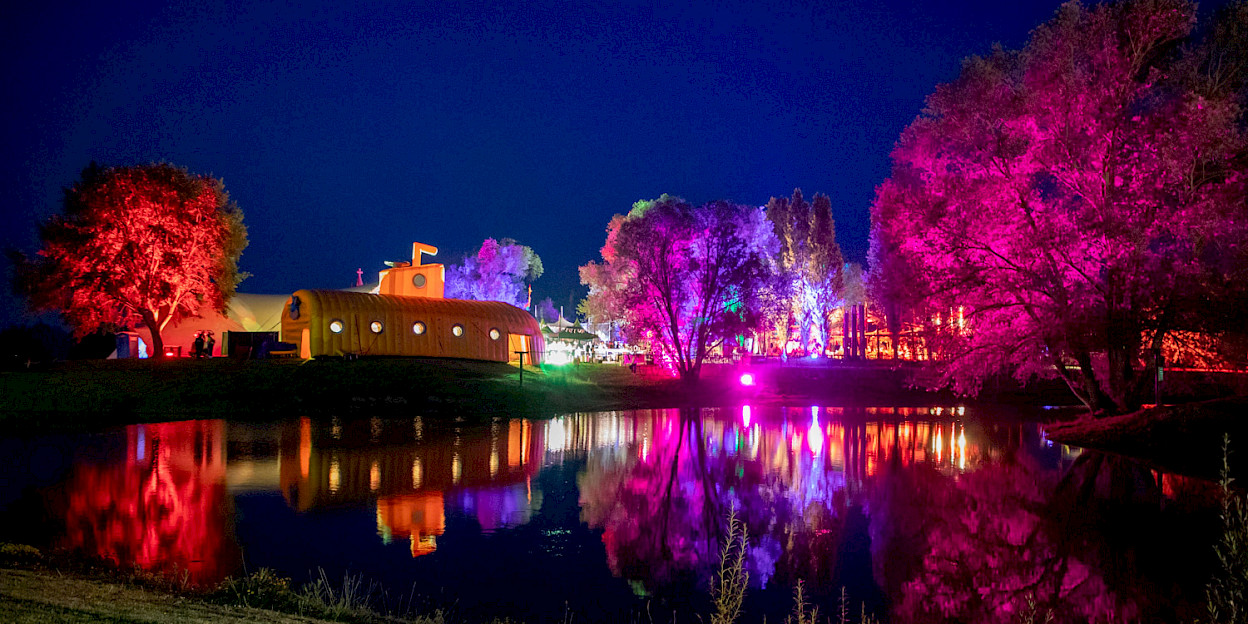 In de avond volledig verlicht eiland voor bedrijfsuitjes