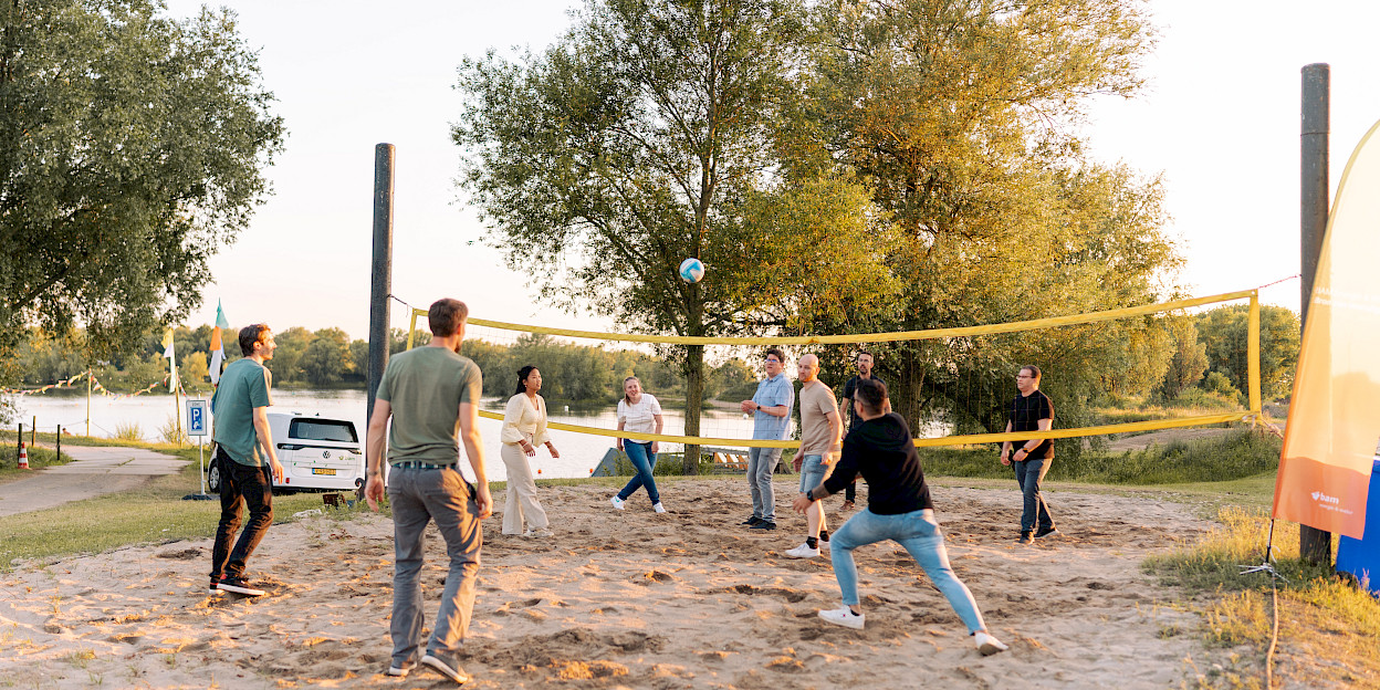 Beach volleybal op het Eiland van Maurik als bedrijfsuitje
