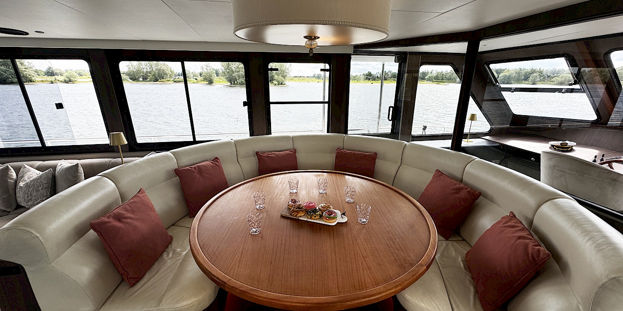 Vergadertafel voor 6 personen tijdens een heisessie