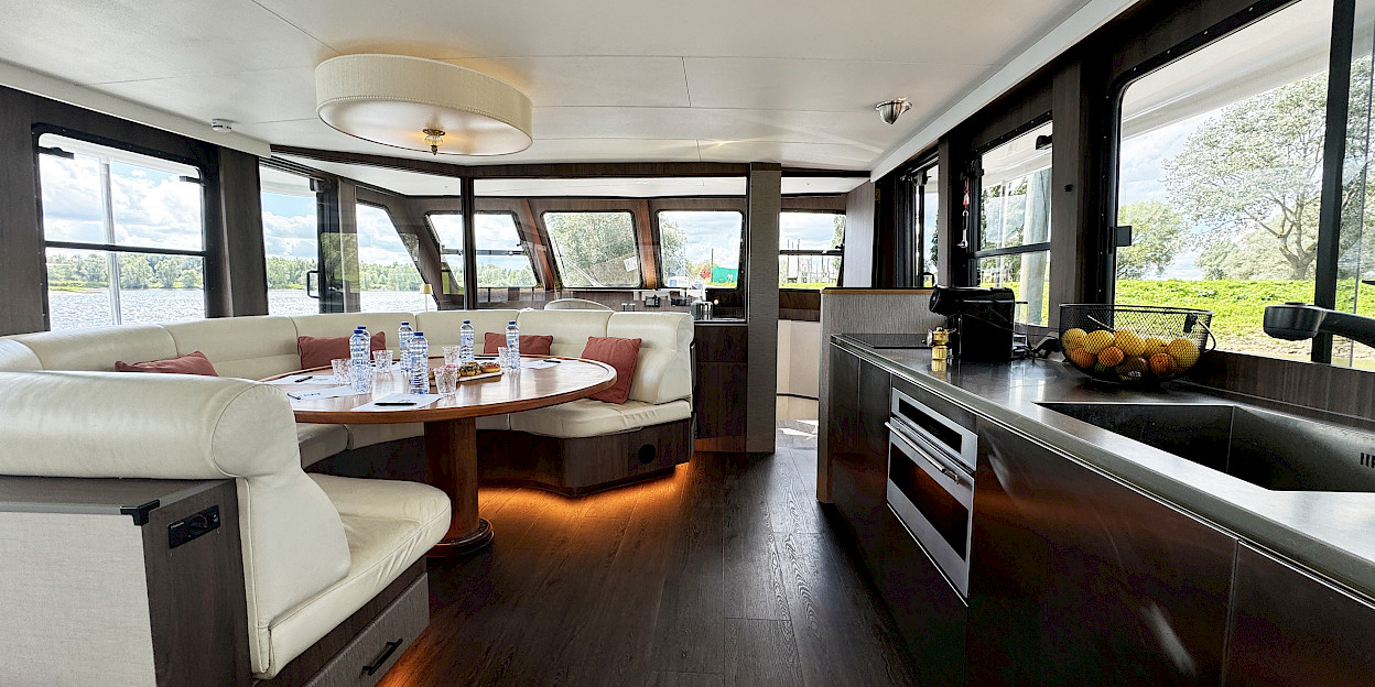 Ruime binnenruimte aan boord van het schip