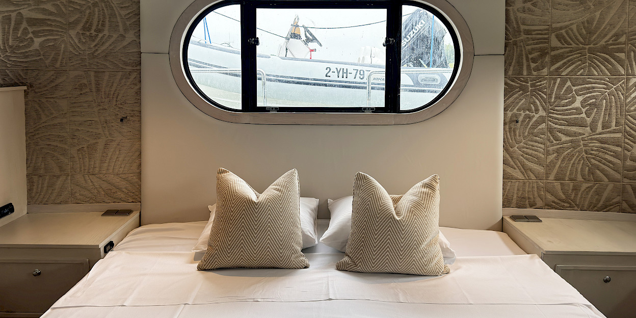 Overnachten op een boot in een luxe hut
