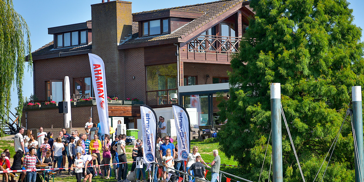 bedrijfsfamiliedag aan het water op een eiland