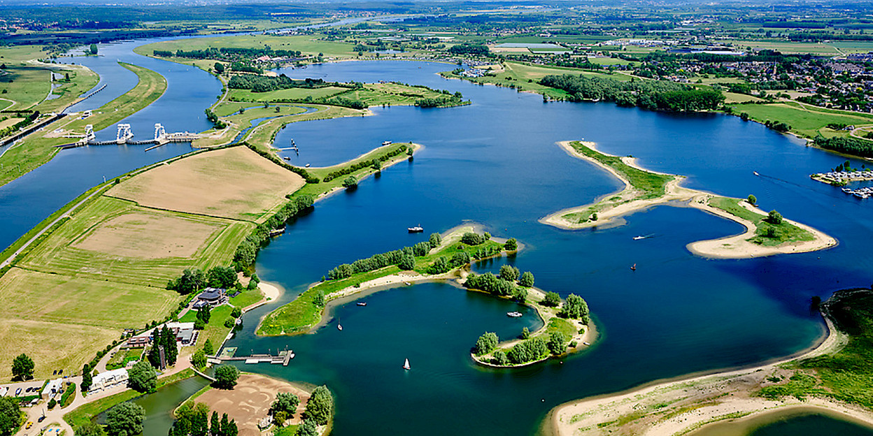 Luchtfoto van Eiland van Maurik met hoog water